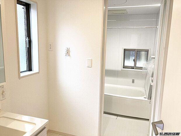 【洗面台・洗面所】【洗面室】洗濯機置場があります。ゆったりと広い洗面室は魅力的ですね！同仕様写真