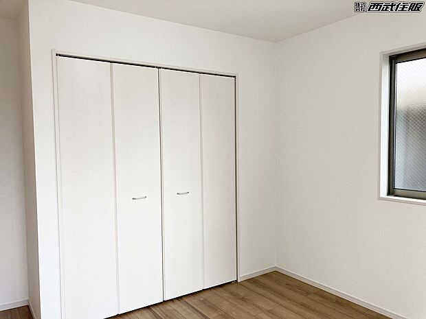 【洋室】【2階・洋室】大きなクローゼットがありバルコニーに面した明るいお部屋！同仕様写真