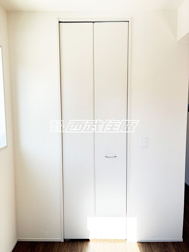 【洋室】【1階・洋室】収納があり2面採光で明るいお部屋