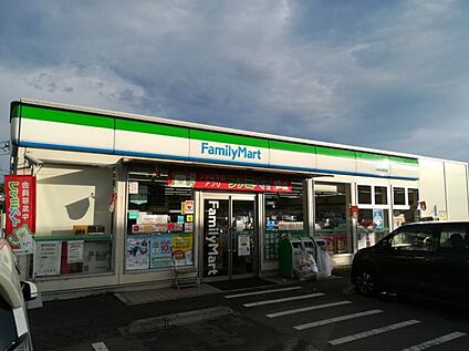 ファミリーマート 入間木蓮寺店 750m(10分)