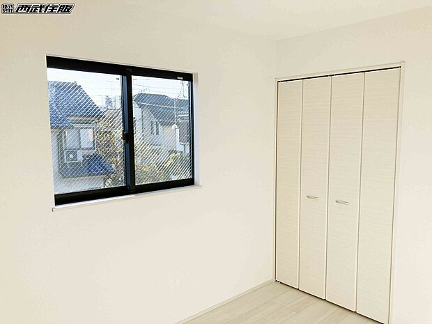 【洋室】【2階・洋室】大きなクローゼットがある明るいお部屋です。同仕様写真