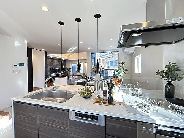 会話が弾む対面式キッチン。
作業スペースが広く、複数人での調理もスムーズ。