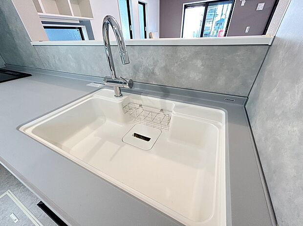 【キッチン】スタイリッシュなハンドシャワー水栓。日々の家事をスムーズにサポート
