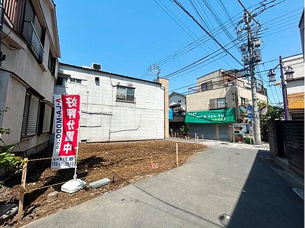 【前面道路】閑静な住宅街に位置した建築条件付売地全1区画。東南角地で陽当たりも良好です！