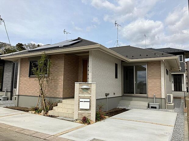 【現地外観写真】No.18　明るい雰囲気の南欧風の外観が特徴的な平屋です！