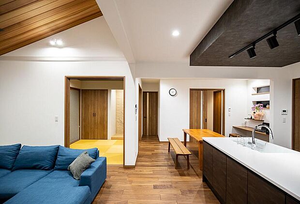 【建物プラン例（内観写真）】リビング、キッチン、ダイニング、和室。
それぞれがゆとりあるスペースを確保しながらも、一体感のある空間を実現しました。