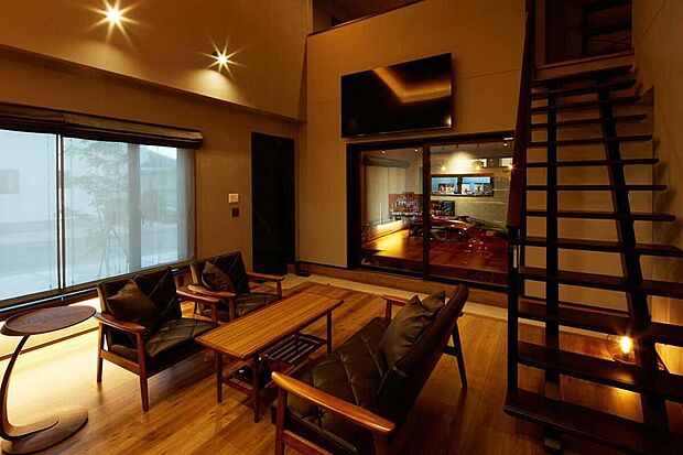 【建物プラン例（内観写真）】木目の勾配天井で開放感溢れるリビング。
生活感を出さないよう天井部分には照明を入れず、間接照明をふんだんに使用しています。