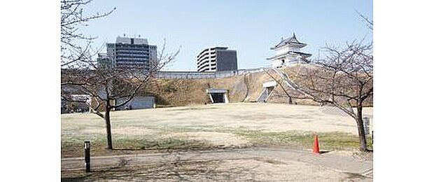 宇都宮城址公園（約1,200m）