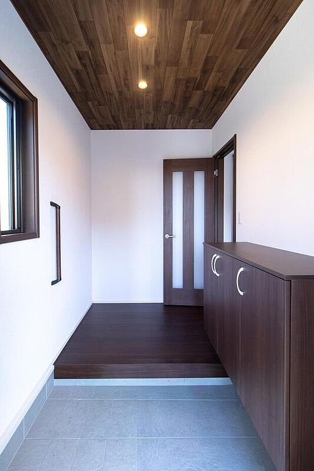 【玄関】家族や来客をやさしく迎える開放的な空間に、収納力のあるシューズボックスを備え、いつでもすっきりとした玄関を保てます。