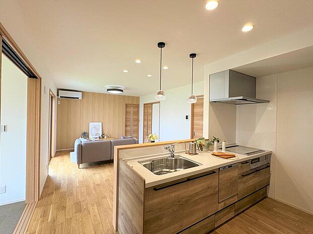 NO.4 キッチン
LDKを見渡すことができる対面式キッチン。家族の様子を見守りながら、食事の準備や片付けができます。(家具付き販売ではありません)
(2025年6月撮影)