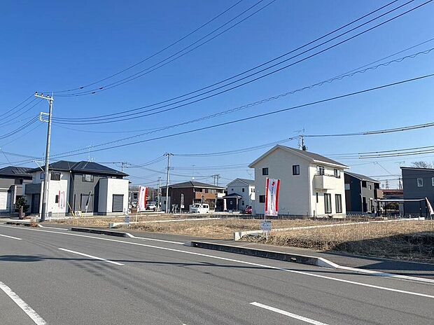 【前面道路含む現地写真】分譲住宅2棟に加え、注文住宅用の土地4区画も分譲中です。ライフスタイルに合わせたマイホームづくりはいかがでしょうか。
(2025年1月撮影)