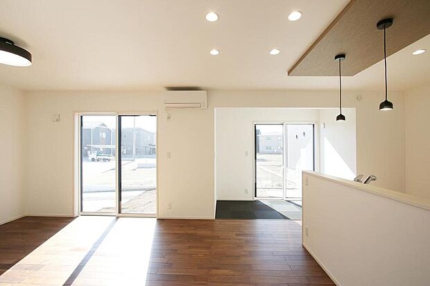 【リビング】NO.6 LDK
家族の団欒を育む16帖のリビングは、ソファを置いてもゆとりある広さに。木目調の下がり天井により、ゆるやかに空間が区切ることで、空間にメリハリが生まれています。
(2025年2月撮影)