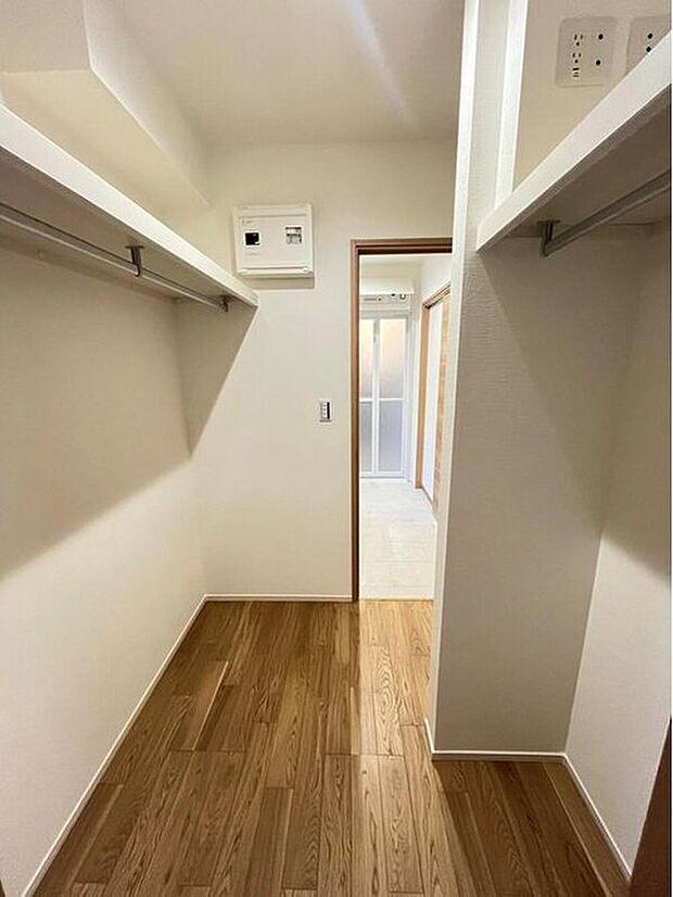 【その他内観】NO.4 ファミリークローク
リビング内のウォークスルー型ファミリークロークには、毎日の通勤通学の荷物や家族の衣類をまとめて収納できます。