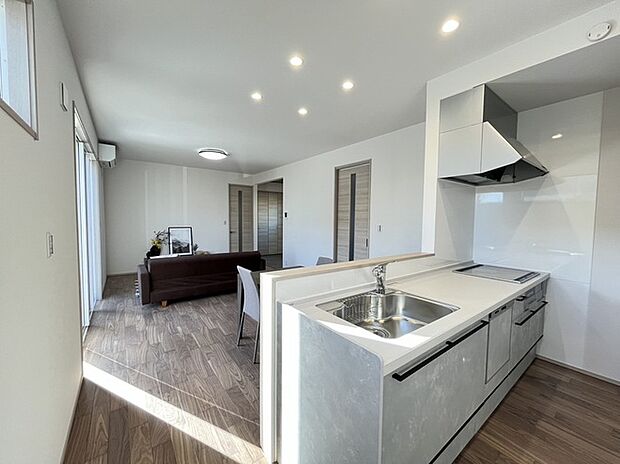 【キッチン】No.17-7
食洗機付きで後片付けもラクラク。家族の様子を伺いながら食事の支度ができます。腰壁によりリビング側から手元が隠せたり、水はねなども防止できます。
（2025年3月）撮影