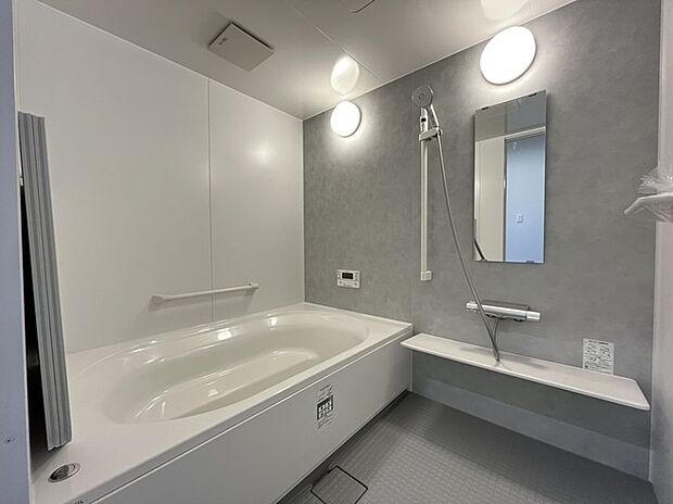 【浴室】No.17-7　
汚れが目立ちにくく、お手入れしやすい。家族みんなが気持ちよく使えるグレーのバスルーム。
室内（2025年3月）撮影