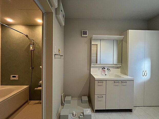 【浴室】NO.3
使い勝手の良い三面鏡の洗面台。鏡の後ろも収納になっており、歯ブラシや櫛などの毎日使うものをキレイに収納、洗面台の上をスッキリと保つことができます。