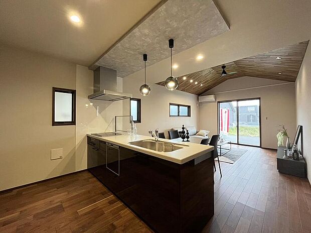 NO.1 キッチン
LDKを見渡すことができる対面式キッチン。リビングでくつろぐ家族や、ダイニングで勉強をするお子様を見守りながら食事の準備が出来ます。
(2025年11月撮影)