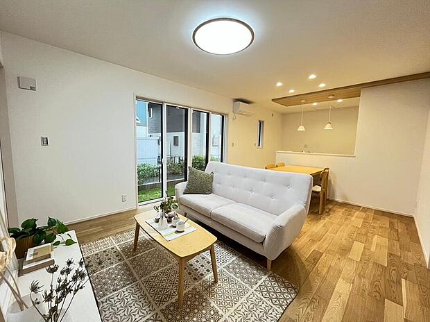 NO.6
LDK一体型のレイアウトで、開放感あふれる暮らしを実現。家族が自然と集まる居心地のよい住まいです。