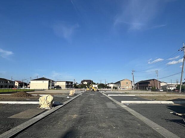 幅員約6mの広々とした前面道路。見通しが良く、駐車・すれ違いもスムーズで、通勤・通学の行き来も快適です。現地(2025年7月)撮影