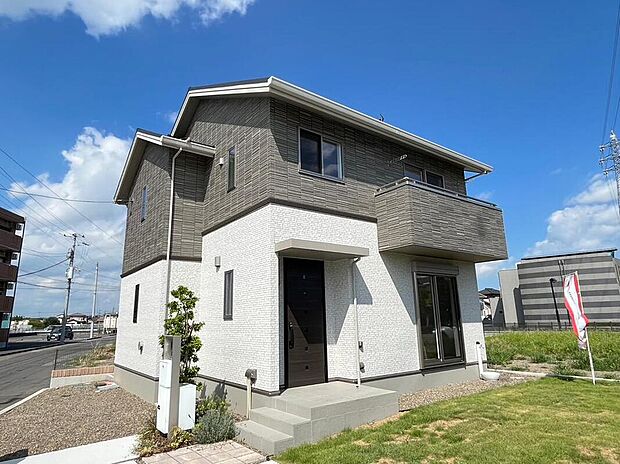 NO.１　外観写真
同分譲地内で、オール電化の２階建の建売住宅も販売中です。
販売価格：２，４９８万円（税込み）
土地面積：１９５．２９ｍ2
延床面積：９９．３７ｍ2
（２０２４年１２月撮影）