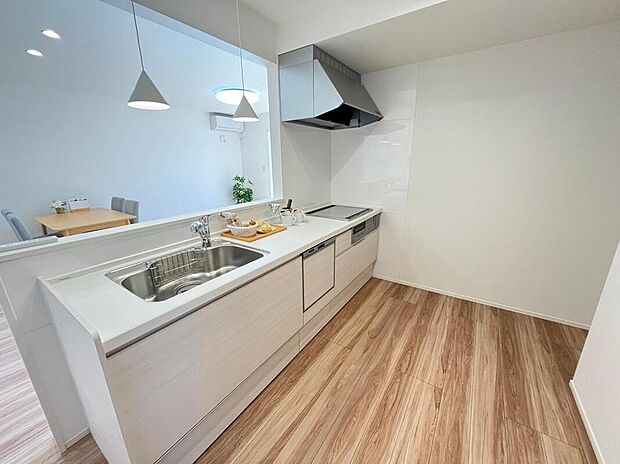 NO.1 キッチン
キッチンには食器洗い乾燥機を搭載。家族が多いと大変な食事後の食器洗いを肩代わり。 時間を節約することが出来ます。ビルトイン式の為、カウンター上はすっきり♪