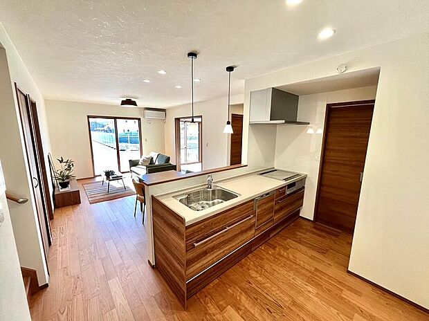 NO.8 キッチン
キッチンには食器洗い乾燥機を搭載。家族が多いと大変な食事後の食器洗いを肩代わり。 時間を節約することが出来ます。ビルトイン式の為、カウンター上はすっきり♪