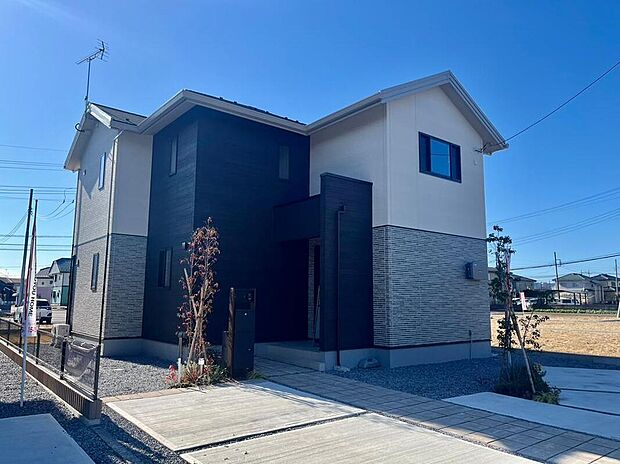 【現地外観写真】NO.10
太陽光発電システム搭載。
目隠し壁により、正面から玄関の中が見えにくくなってております。お子様の道路への飛び出しを防ぐ効果もあり、安心ですね♪
(2025年3月撮影)