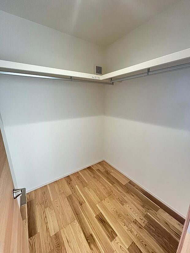 【収納】NO.11 ファミクロ
衣類はもちろん季節家電や布団も収納可能。ゆとりある収納で居室をすっきり保てます。物が増えがちなご家庭でも安心のゆとりある空間です。