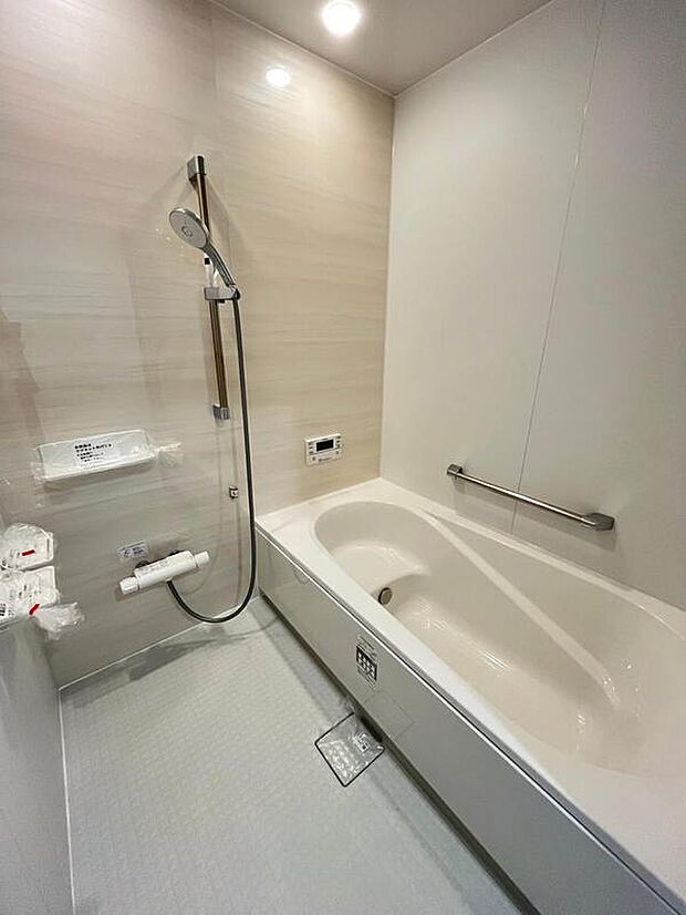 【浴室】No.6
清潔感あるユニットバス。水切れの良い床材でお掃除もしやすいです。乾燥暖房機能付き!