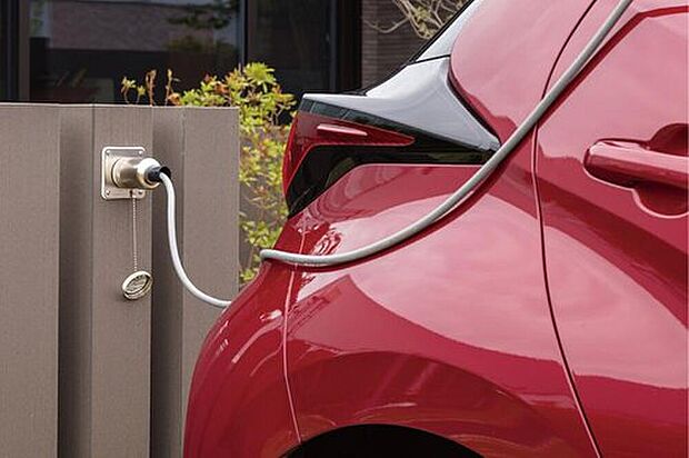 【クルマde給電】「クルマde 給電」は、クルマ※を住まいとつなぎ電源として利用する非常時給電システム。
※「クルマde 給電」はトヨタホームの登録商標です。
※AC100V・1500W/非常時給電システム付コンセントを搭載した自動車。AC100V/1500Wコンセントまたはヴィークルパワーコネクターをお使いいただく際は、事前に各車両（トヨタ自動車）の取扱説明書をご確認ください。