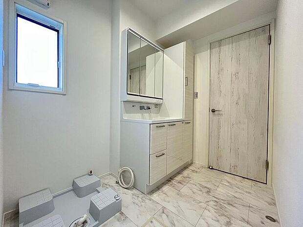 【洗面台・洗面所】使い勝手の良い三面鏡の洗面台。鏡の後ろも収納になっており、歯ブラシや櫛などの毎日使うものをキレイに収納、洗面台の上をスッキリと保つことができます。