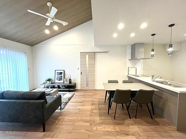 【リビング】NO.8 リビング
LDK一体型のレイアウトで、開放感あふれる暮らしを実現。家族が自然と集まる居心地のよい住まいです。