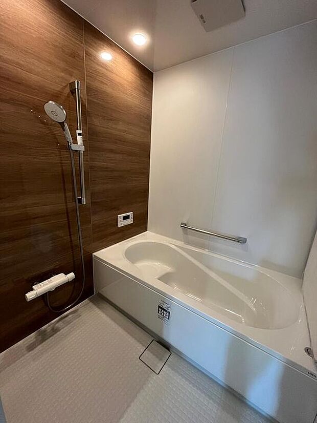 【浴室】NO.6
浴室では腰を掛けて半身浴も楽しめる浴槽となっております。一日の疲れを洗い流して、ゆったりとお寛ぎください。