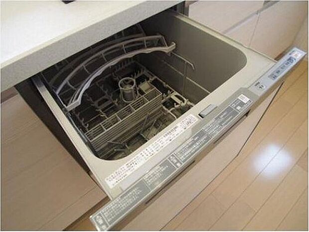 【食器洗浄機】ビルドイン食洗器でキッチン周がいつもスッキリ。シンクからコンロまわりが広々と使用できます。
