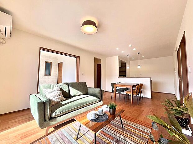 【リビング】NO.8
明るいLDKは自然と家族が集まる場所に。対面式キッチンでお料理中も家族とのコミュニケーションが取れます。