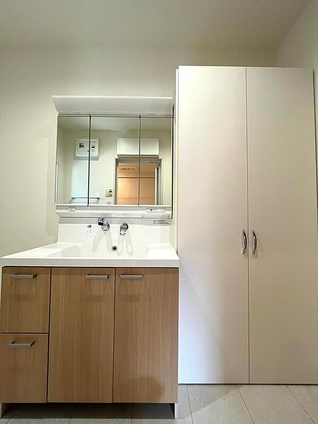 【洗面台・洗面所】NO.8
洗面台は3面鏡になっており、収納力も抜群です！