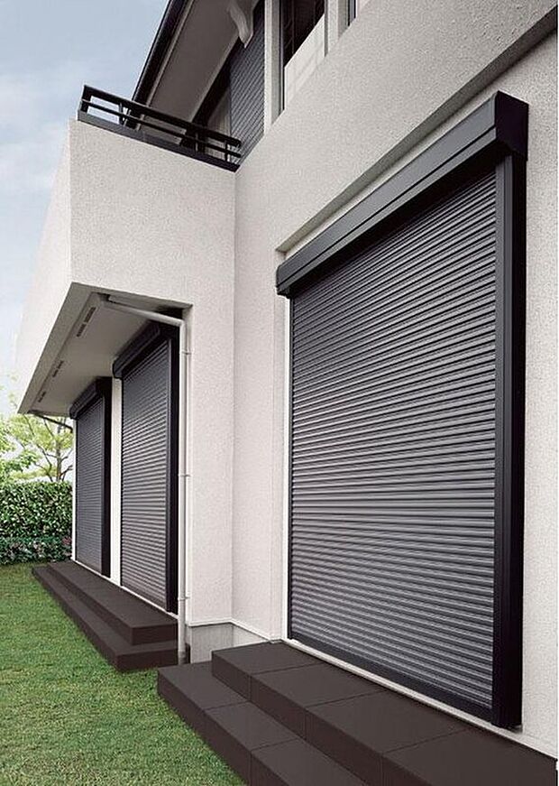 【電動シャッター】１階掃き出し窓には電動シャッターを設置。防犯性を高めるロック機能を搭載。また、室内の壁スイッチにより窓を開けずに開閉することが出来るため、エアコンの効いた室内の空気を外に逃がすことがありません。