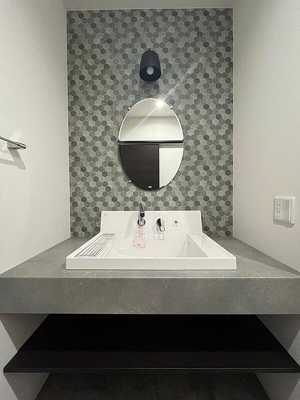 【洗面台・洗面所】モダンな六角タイルが映える洗面台。シンプルで上質な空間を演出します。