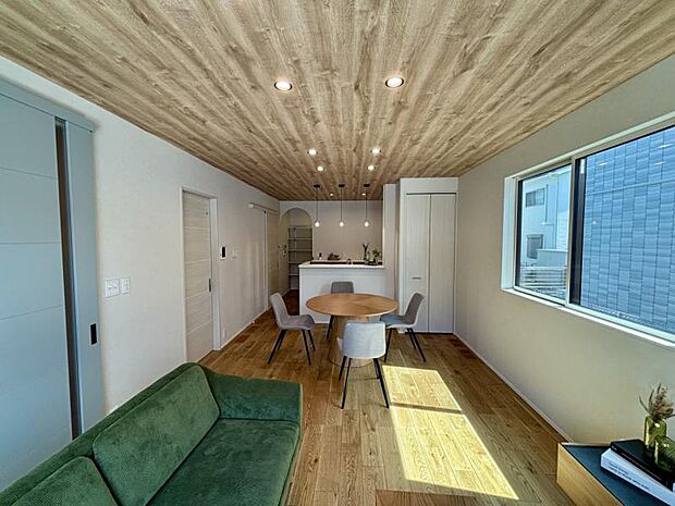 【1-9号地 LDK】木の質感を基調とした落ち着きある内装です(2025.8撮影)