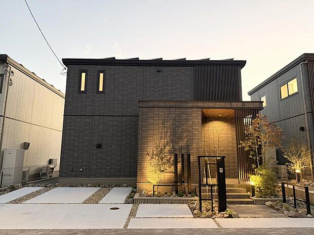 空間の広がりを感じる吹抜けから、明るい光が差し込みます（202 3年8月撮影）