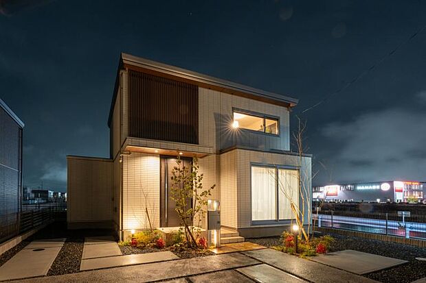 【8-3号地 外観】エクステリアの明かりにやさしく照らされ、ほっと安心できる我が家です。(2025.11撮影) (2025.11撮影)