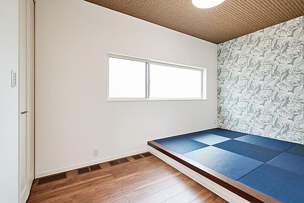【内観】寝室7帖。小上がりの畳スペースで仕上げております。(2024.3撮影)