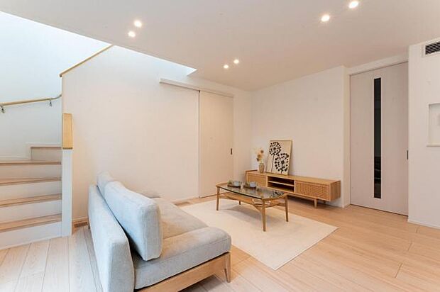 【外観】東側にも掃出窓を設置しているのでテラスや広めのお庭として利用できるスペースがあります(2024年9月撮影)