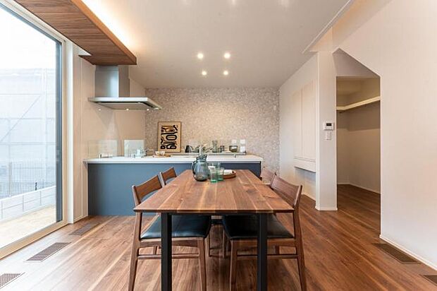 【リビング】広いお庭に面した東側の掃出し窓から朝陽が差し込む明るいリビング(2024年9月撮影)写真はCG合成しており実際とは多少異なります。