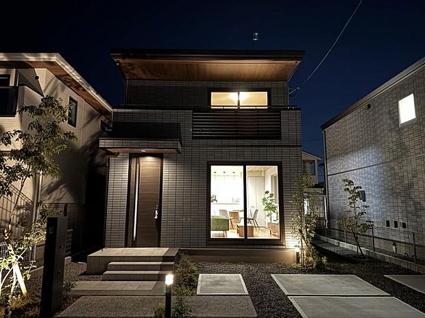 【1-9号地分譲住宅】【1-9号地 エントランス】明るく、大容量収納でいつでもスッキリ片付いた玄関です(2025.7撮影)