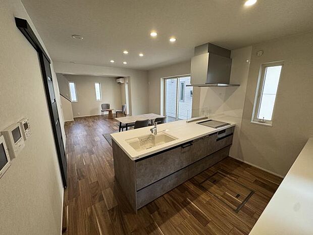 【2-5号地 キッチン】【2-5号地 キッチン】収納側はあえて吊り戸を設けず、自分で棚を設置して「魅せる収納」を楽しんでみてはいかがでしょうか。(2025.9撮影)