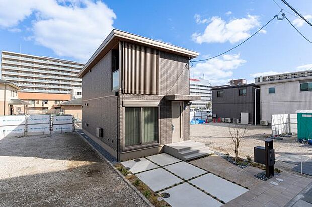 【【7号地】外観】落ち着いた色合いで、周囲の街並みに馴染む外観です。