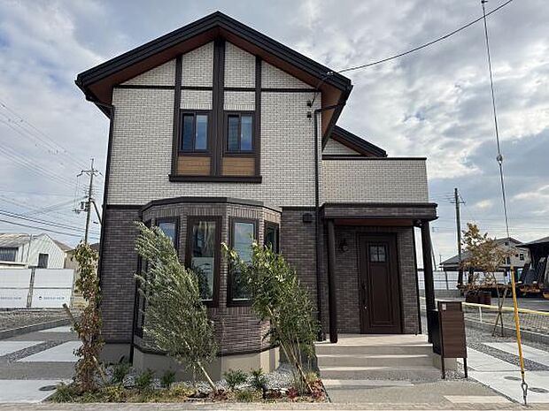 【16号地分譲住宅外観】お子様やペットの遊び場としてもぴったりな庭付き物件です。(2025.11月撮影)