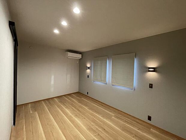 【16号地分譲住宅洋室】シンプルで温かみのあるデザインで、ゆったりと過ごせます。