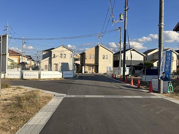 【前面道路 北向き(撮影日:2025年10月)】「隣との距離ってどれくらい?」実際の建物や境界からの距離を現地で体感していただけます。圧迫感やプライバシーの確保など、不安な点もその場でご相談下さい。(撮影日:2025年10月)